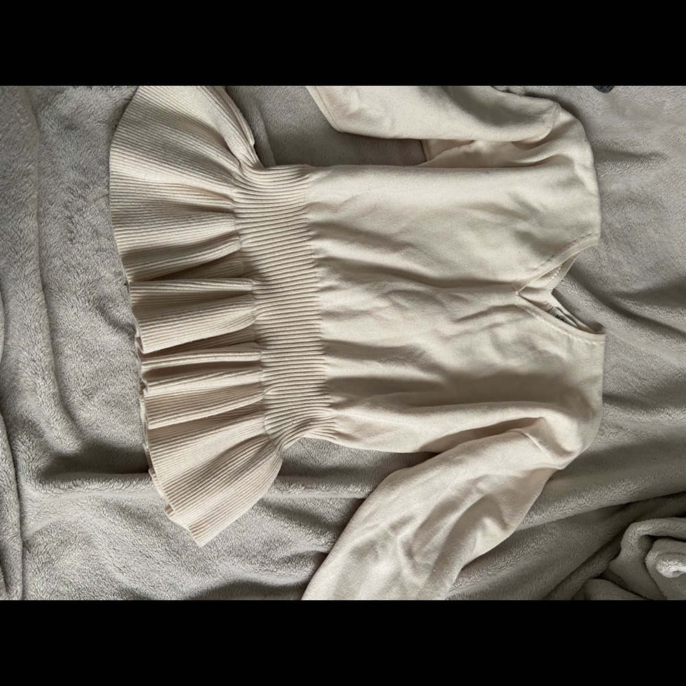 Frill sweater cozy